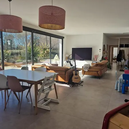 Avec Piscine Au Milieu Des Bois