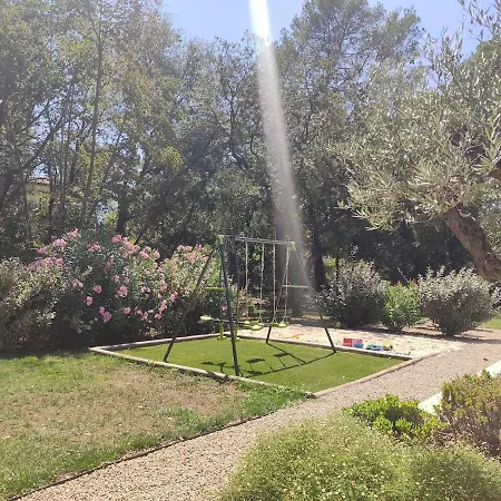 Avec Piscine Au Milieu Des Bois *
