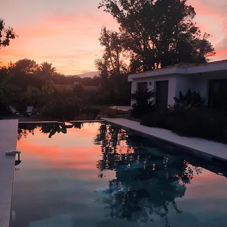 Villa Avec Piscine Au Milieu Des Bois