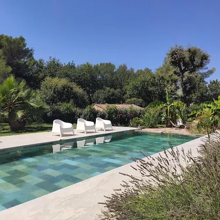 Avec Piscine Au Milieu Des Bois *